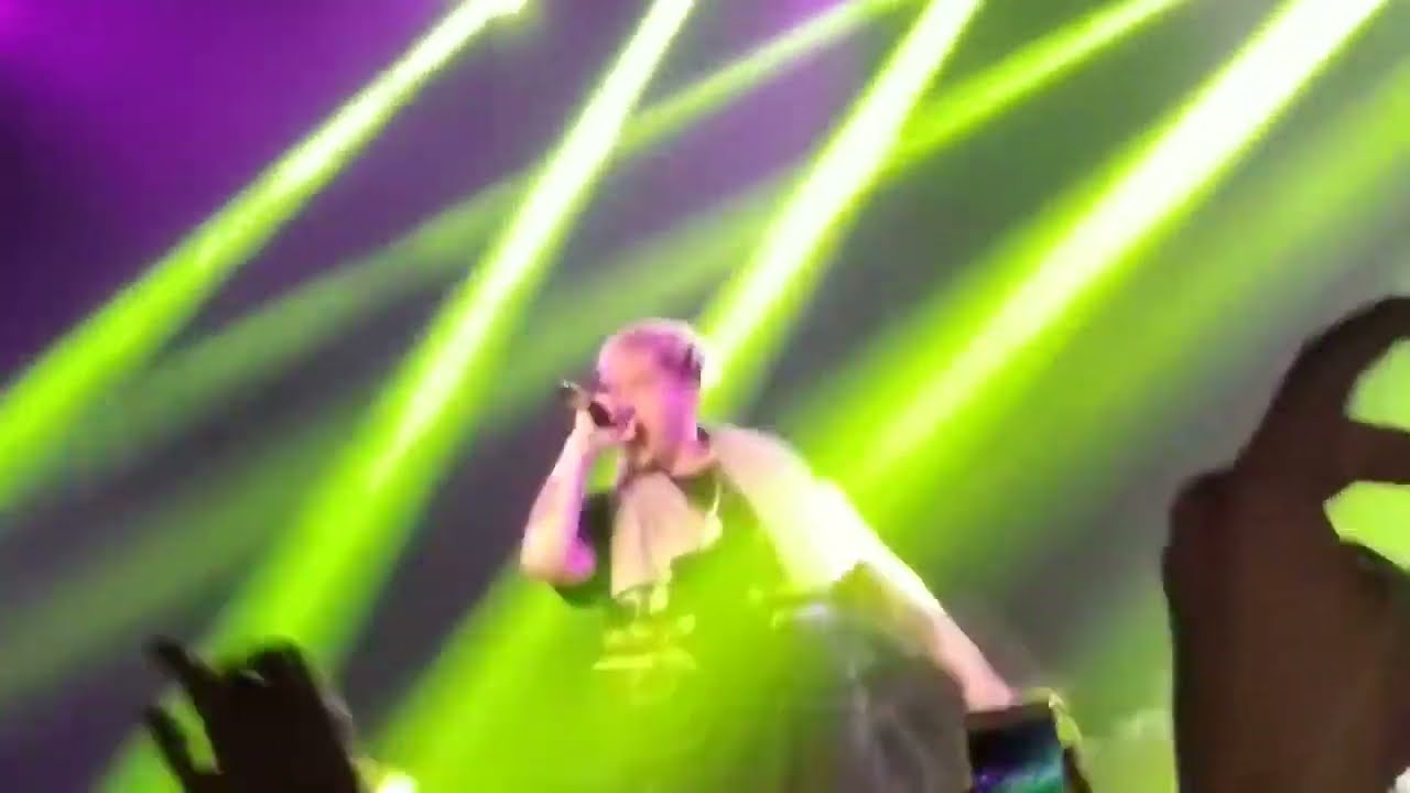 Duki canta  HITBOY  porque se lo pide el publico a pesar de aber acabado el concierto (Resubido)