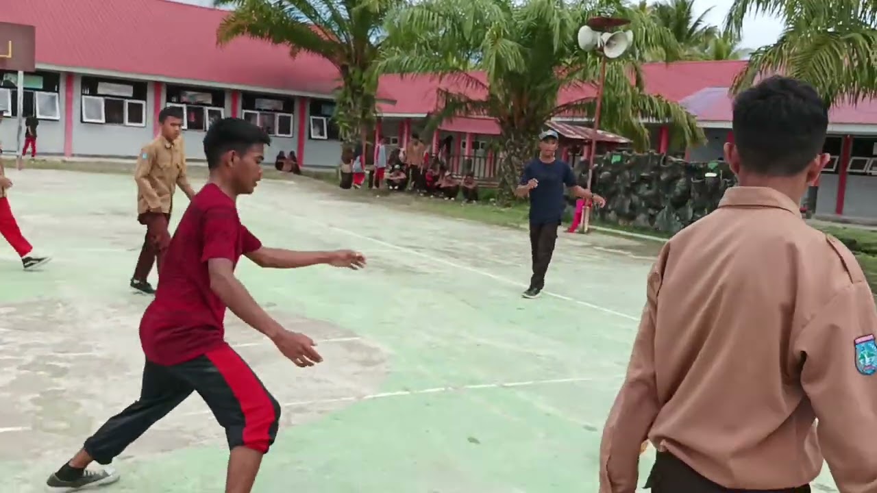 SMAN 1 Bambalamotu | Kegiatan Olah raga FullBasket