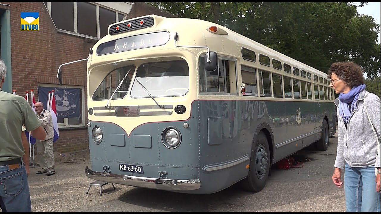 Aloude bus 'De Stofzuiger' na renovatie weer spik en span