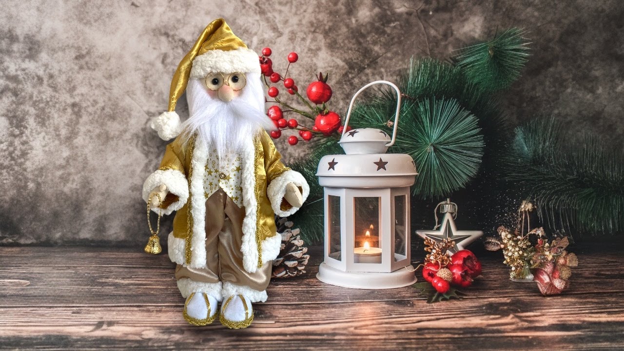 Papai Noel com roupa dourada