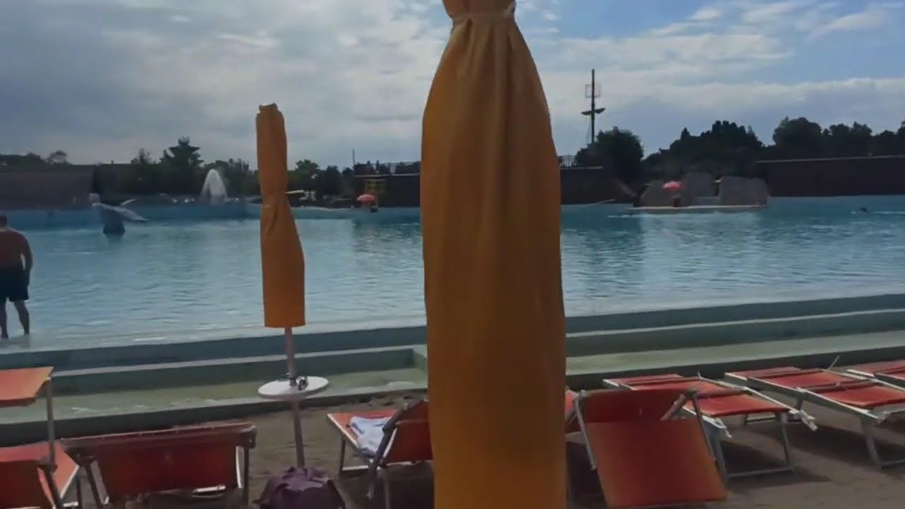 🌞 Wodny raj w Hajd&uacute;szoboszl&oacute; &ndash; Baseny, plaża i pełen chill! 🐬🩴