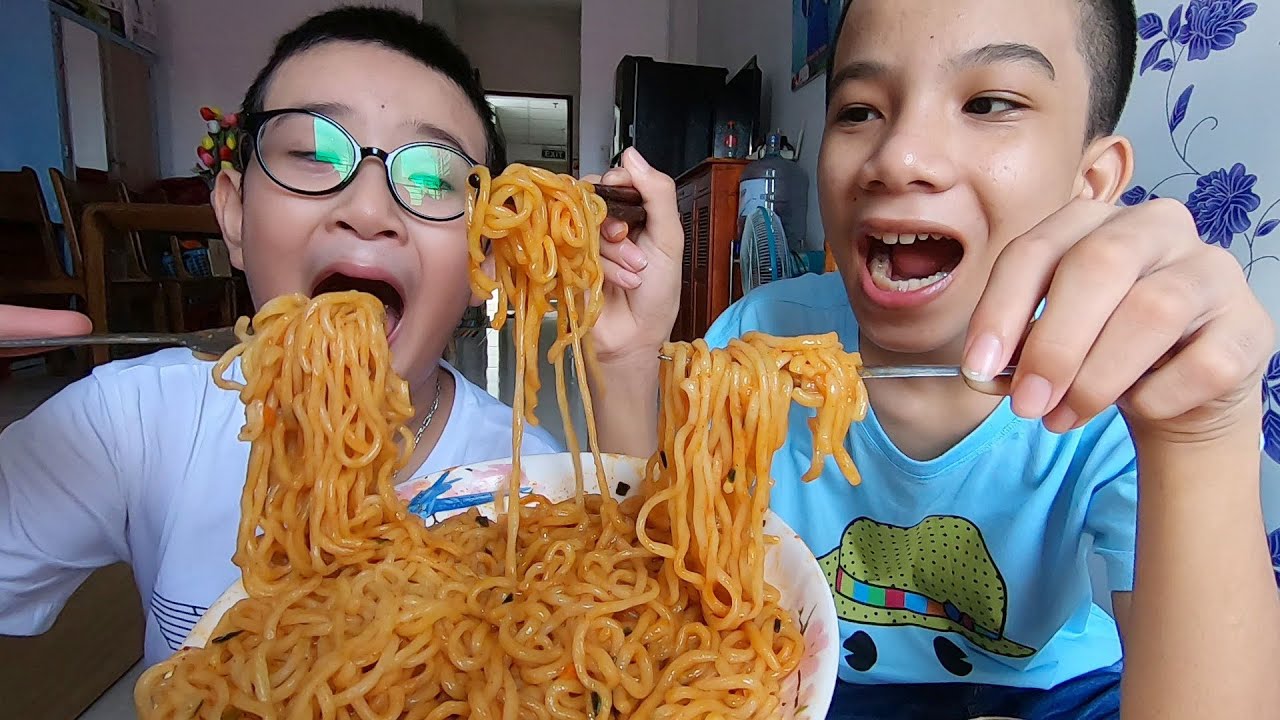Mẹ Ghẻ Con Chồng - Tô Mì Cay Khổng Lồ Chan Nước Mắt - Mì Siêu Cay Cho Bé!