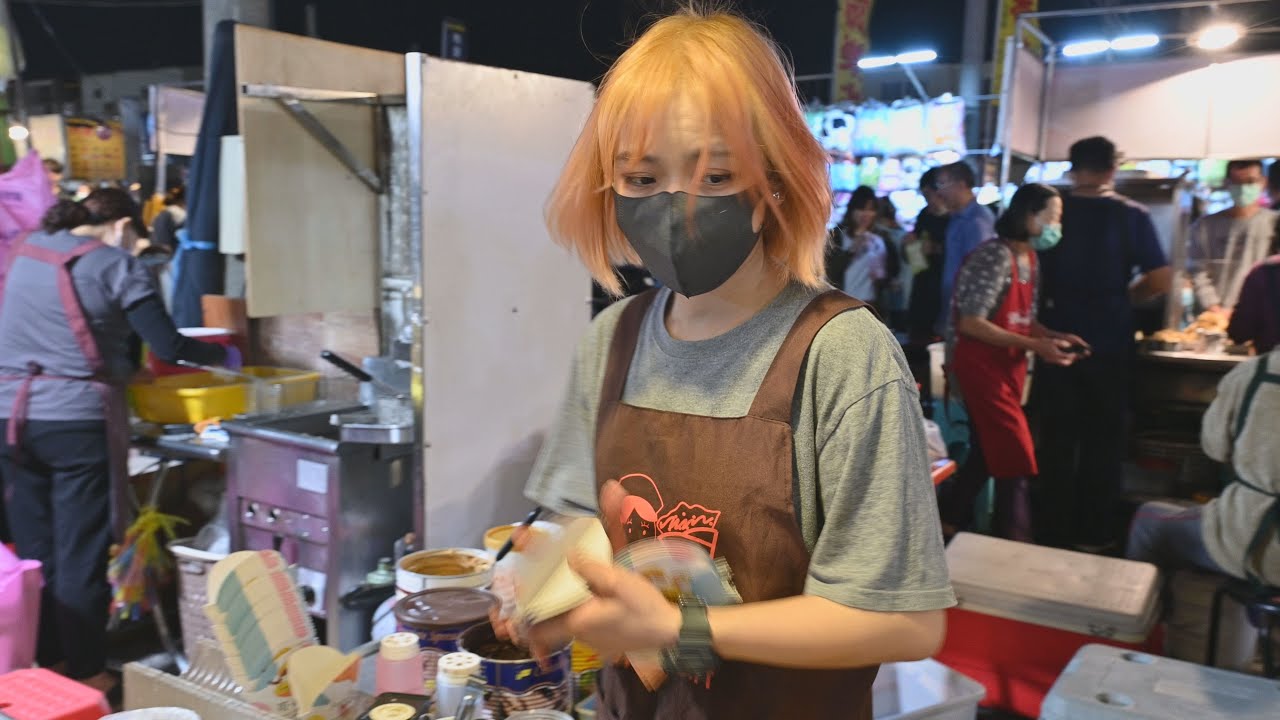 台南 武聖夜市  隱藏版排隊美食，可莉餅，客人不斷，年輕闆娘動作超俐落~美食大探索