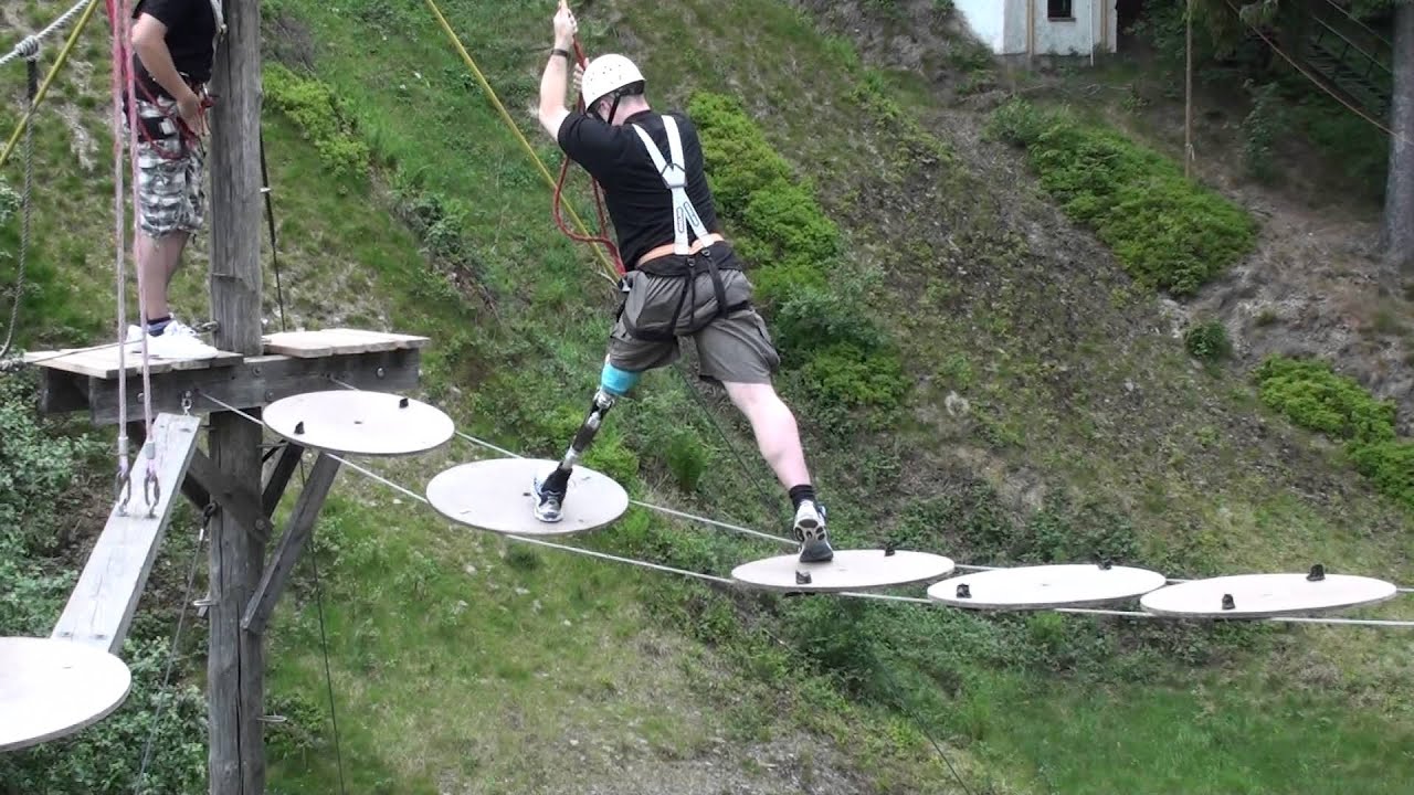 Oberschenkelamputierter mit Prothese im Hochseilgarten