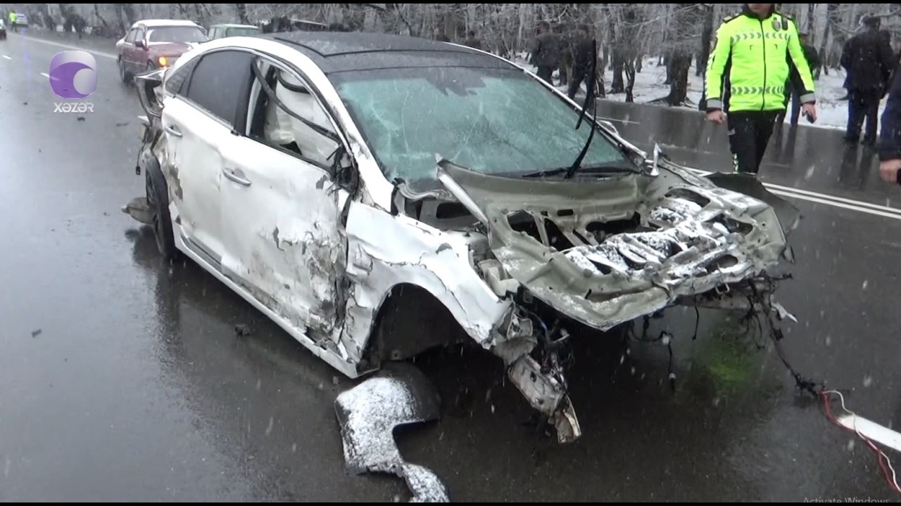 İdarəetmədən çıxaraq 2 maşınla toqquşdu