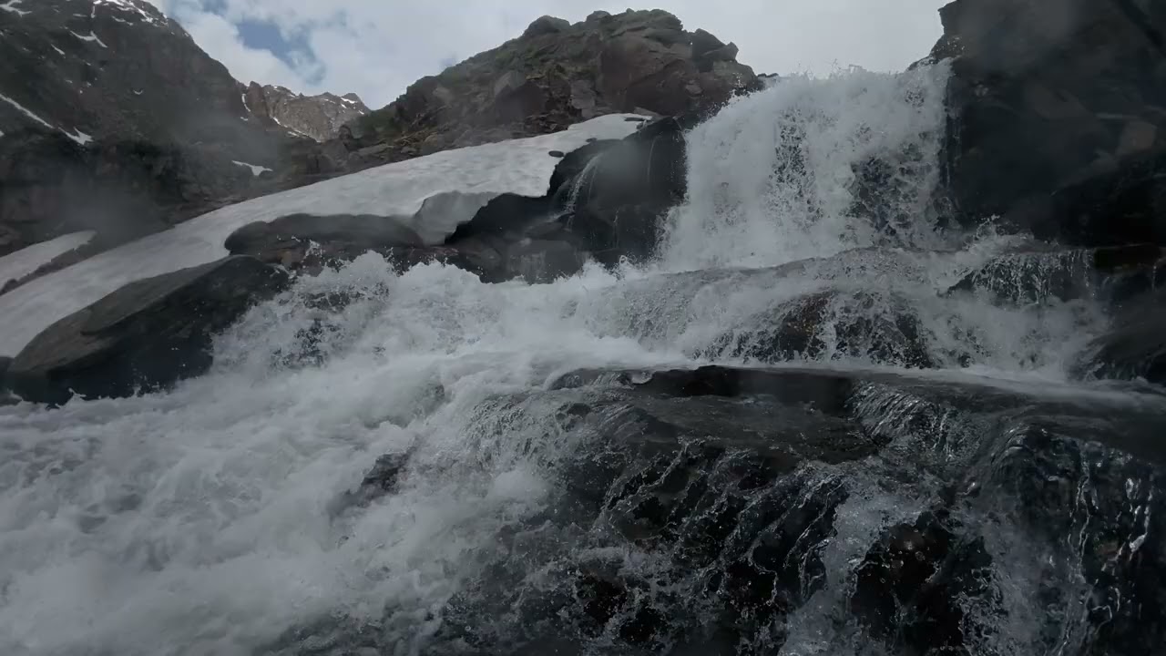 Cascata derivante dal lago di Ciamoseretto, ai piedi del Ciarforon e della Tresenta. Noasca