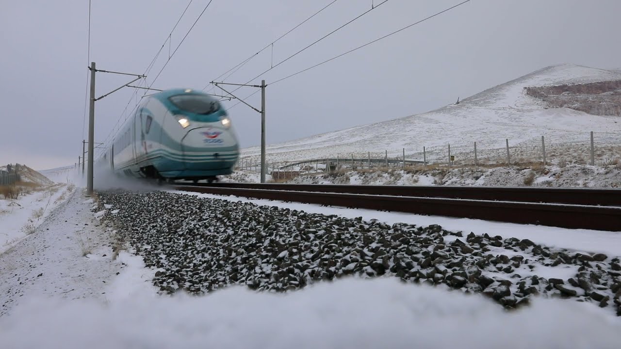 Siemens Y&uuml;ksek Hızlı Tren Kar savuruyor. #tcdd #railways #t&uuml;rkiye