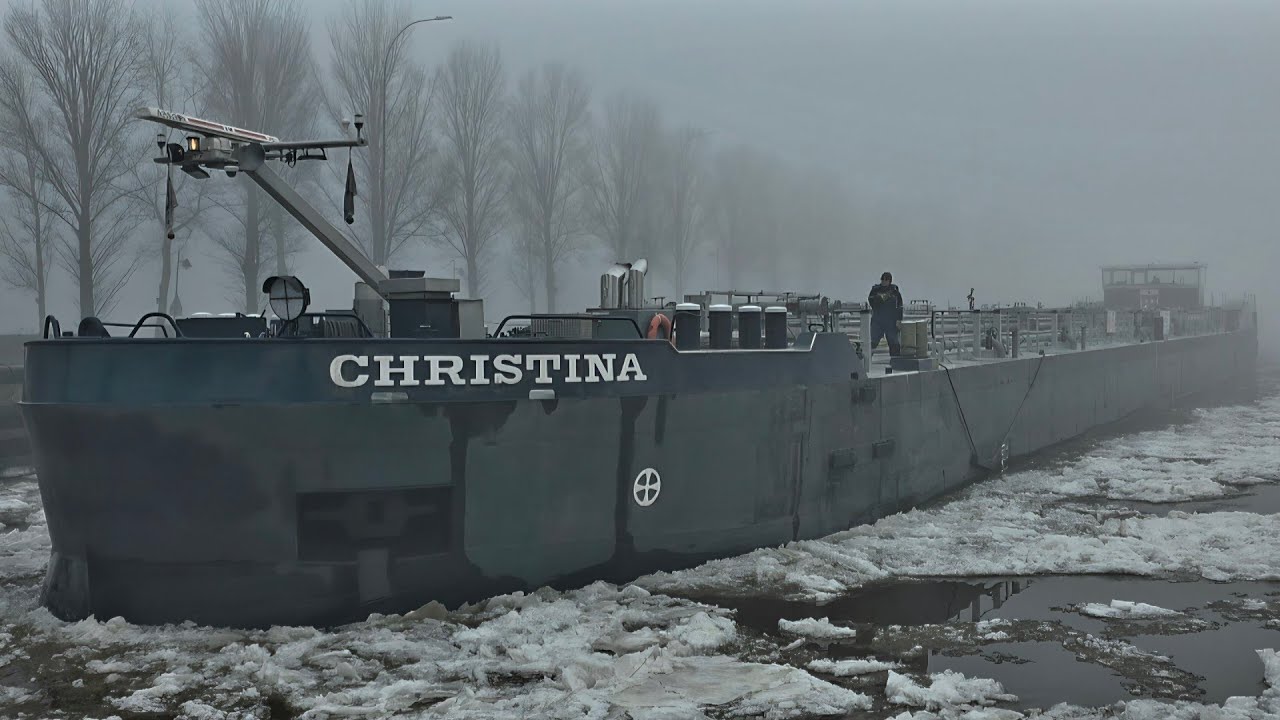 ⚓️Binnenvaarttanker de CHRISTINA door het ijs⚓️