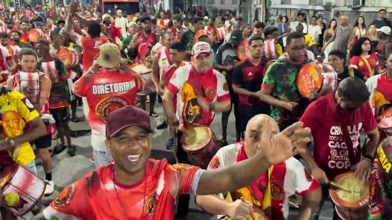 Bateria da Estácio de Sá no ensaio de rua para o carnaval 2025