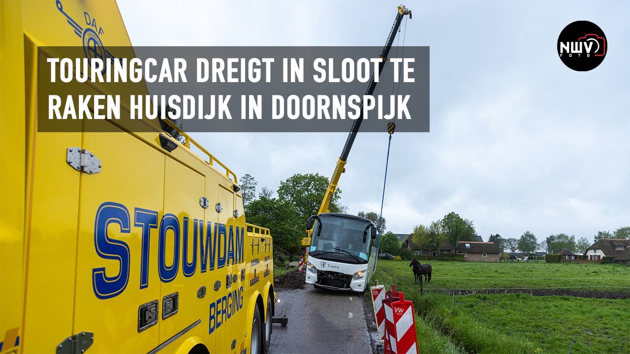 Brandweer opgeroepen voor touringcar die in de sloot dreigt te raken