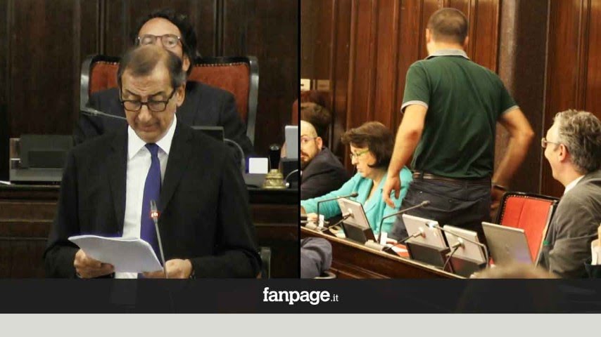 Milano, Sala parla di accoglienza migranti e Salvini abbandona l'aula