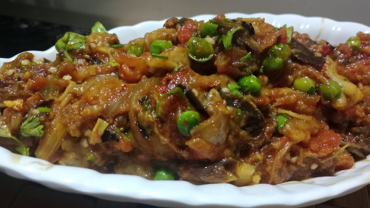 एक बार बैगन मटर का भर्ता इस तरह बनाएं। Restaurant style baigan Ka bharta। Gita's world 