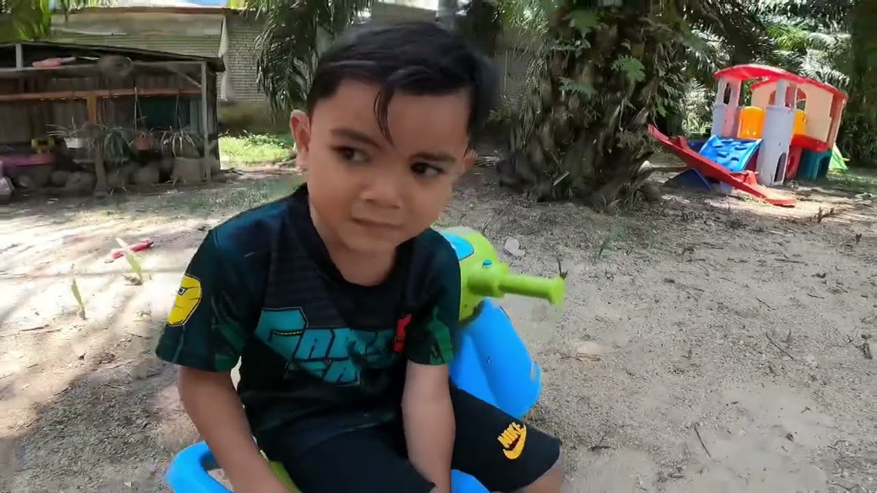Cem menangis tempat main Excavator dia kena berak kucing😅
