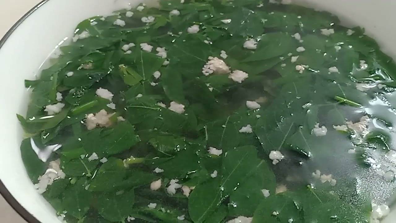 CANH RAU NGÓT VỚI LÁ HẸ GIÚP HẠ GỤC ĐƯỜNG HUYẾT CAO.