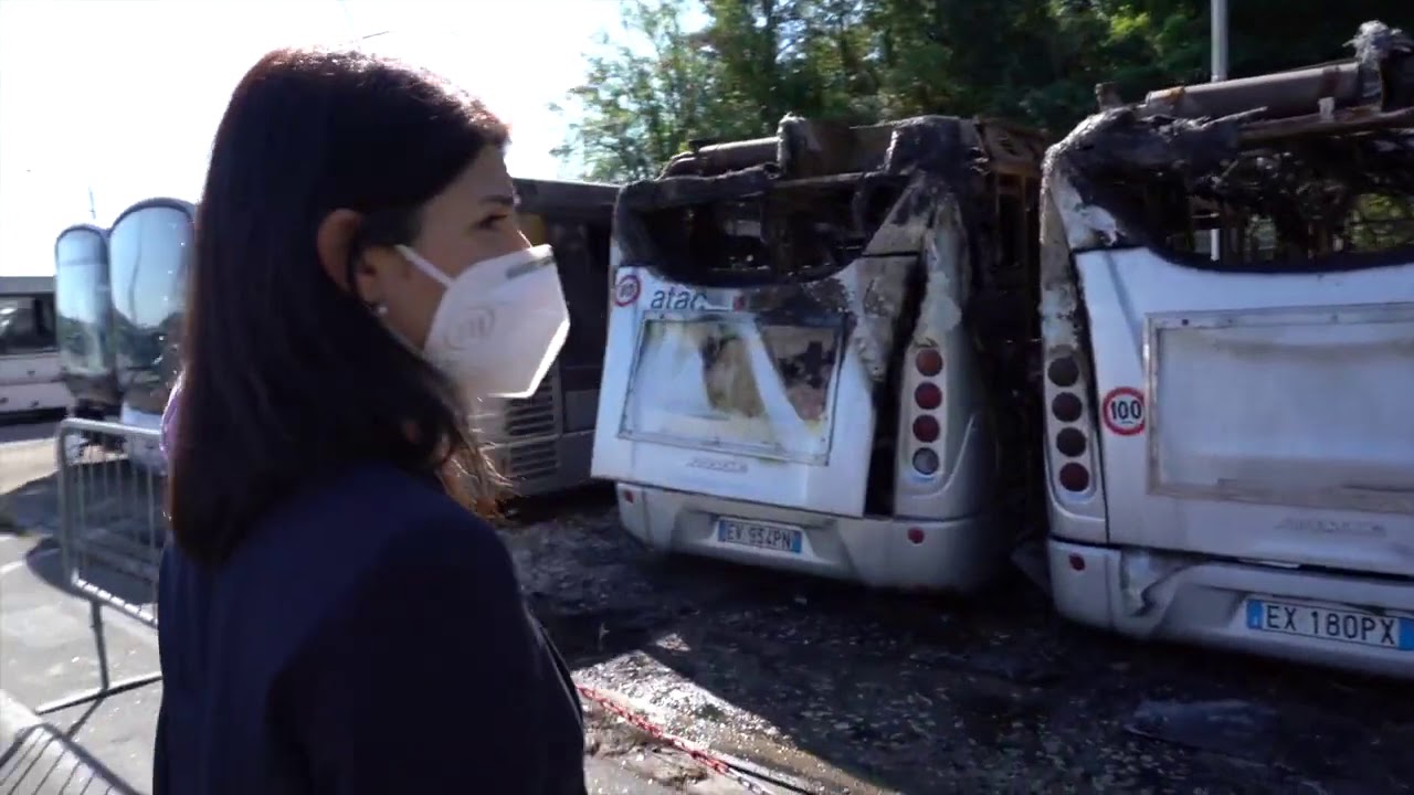 Bus in Fiamme, Virginia Raggi visita Atac di Magliana
