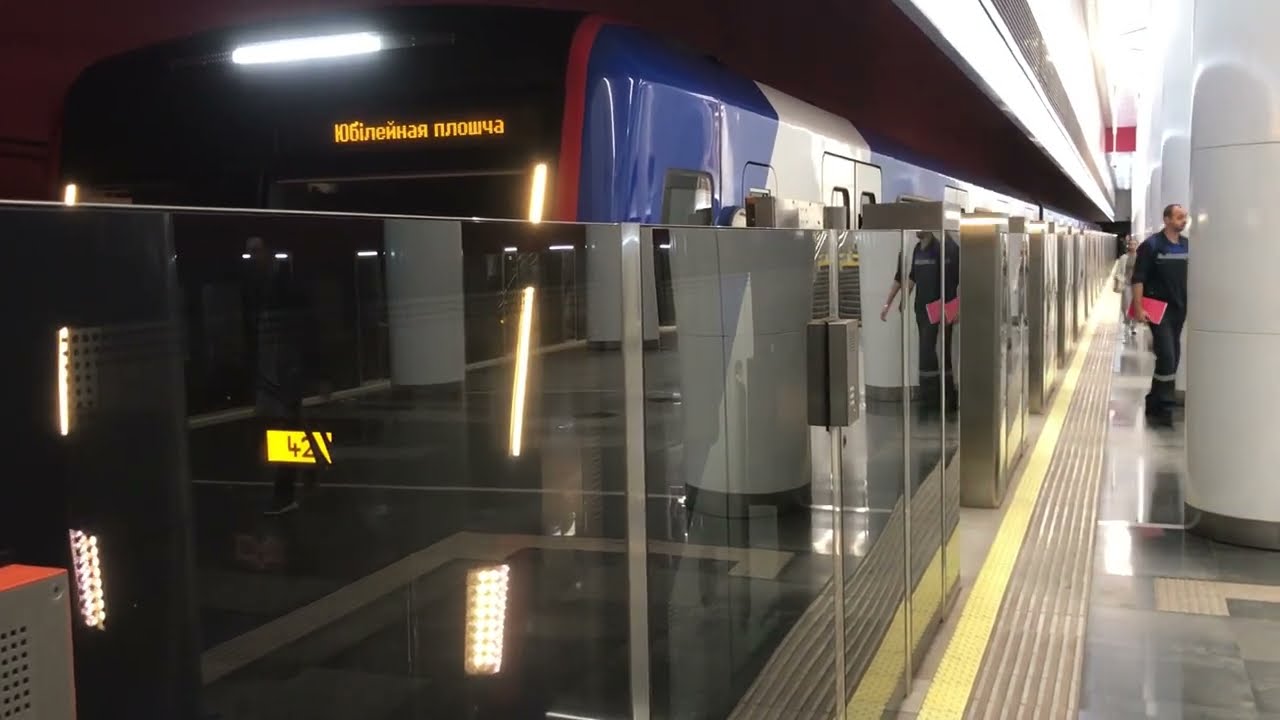 Объявление на белорусском языке, поезд прибывает на станцию Юбилейная площадь