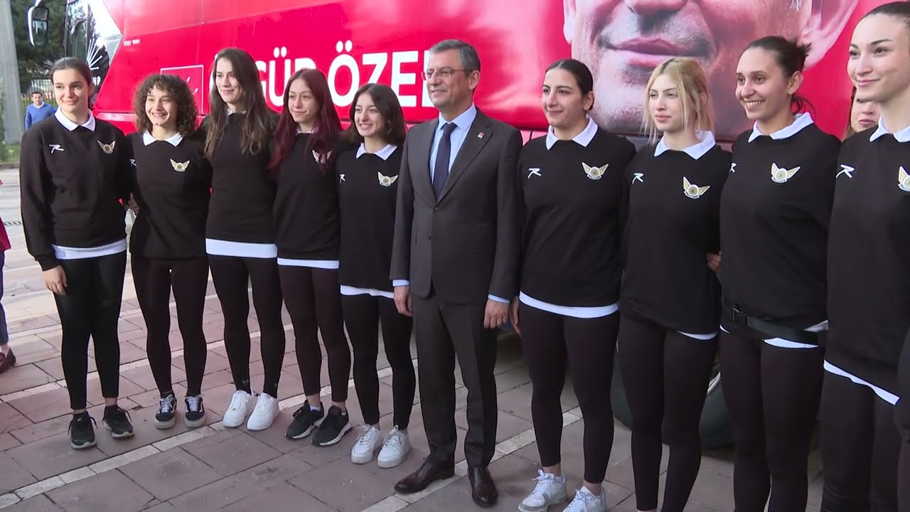 CHP GENEL BAŞKANI ÖZGÜR ÖZEL, CHP GENEL MERKEZİ BAHÇESİNE ÇINAR AĞACI DİKTİ