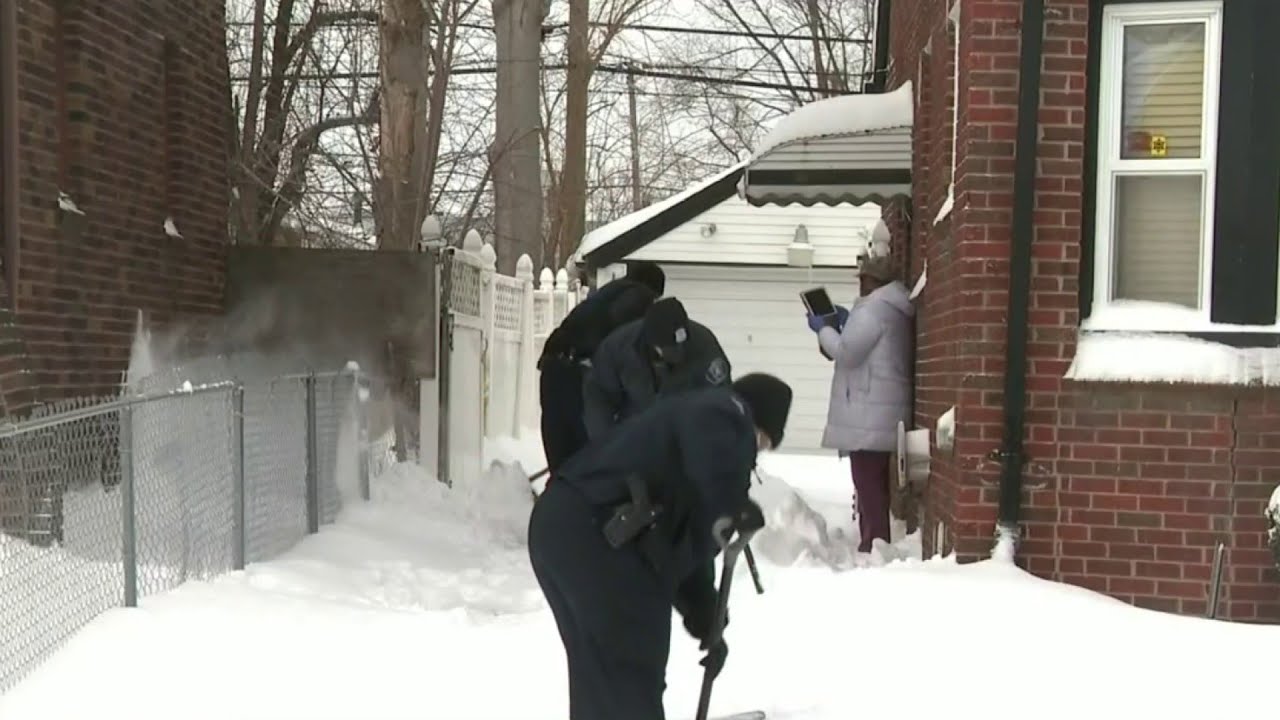 Detroit police helping neighborhood shovel through snow