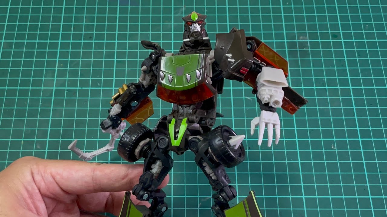 Transformers Revenge of the Fallen Deluxe Class Lockdown (Robot mode to Car mode)