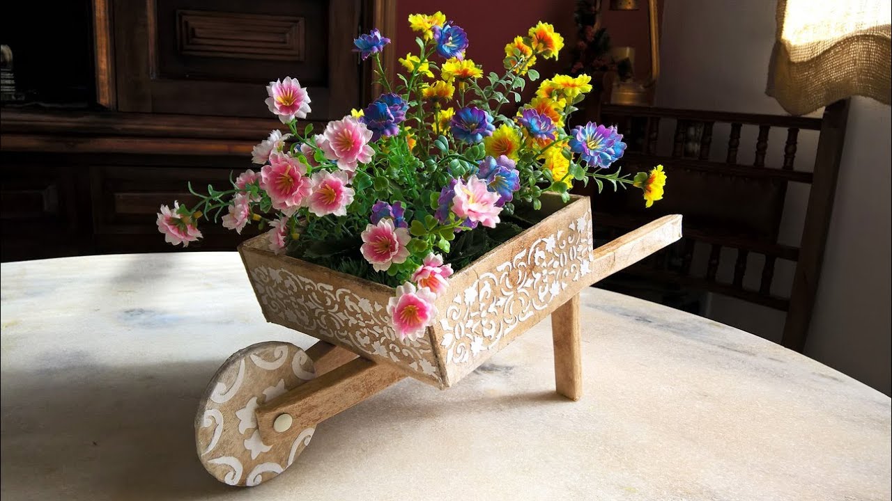 Carrinho de Mão FEITO de Caixa de Papelão com Flores