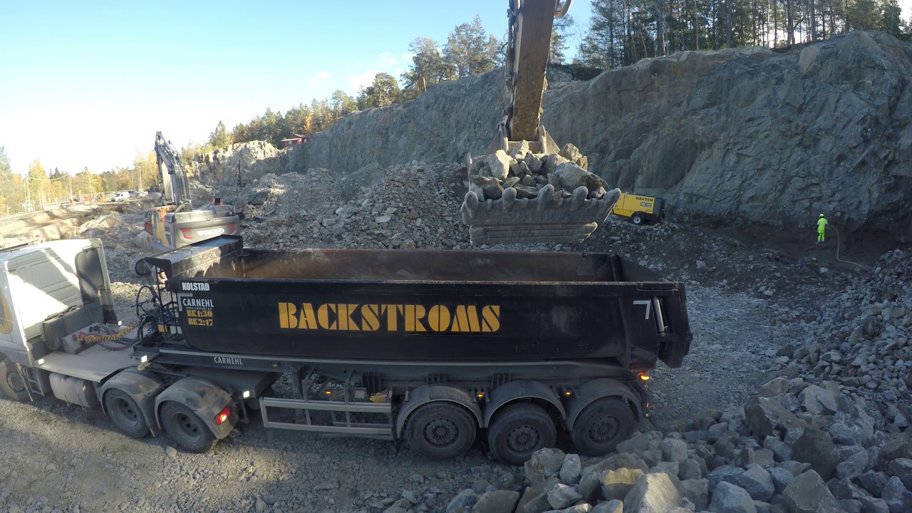 Cat 336D HDHW loading blasted rock