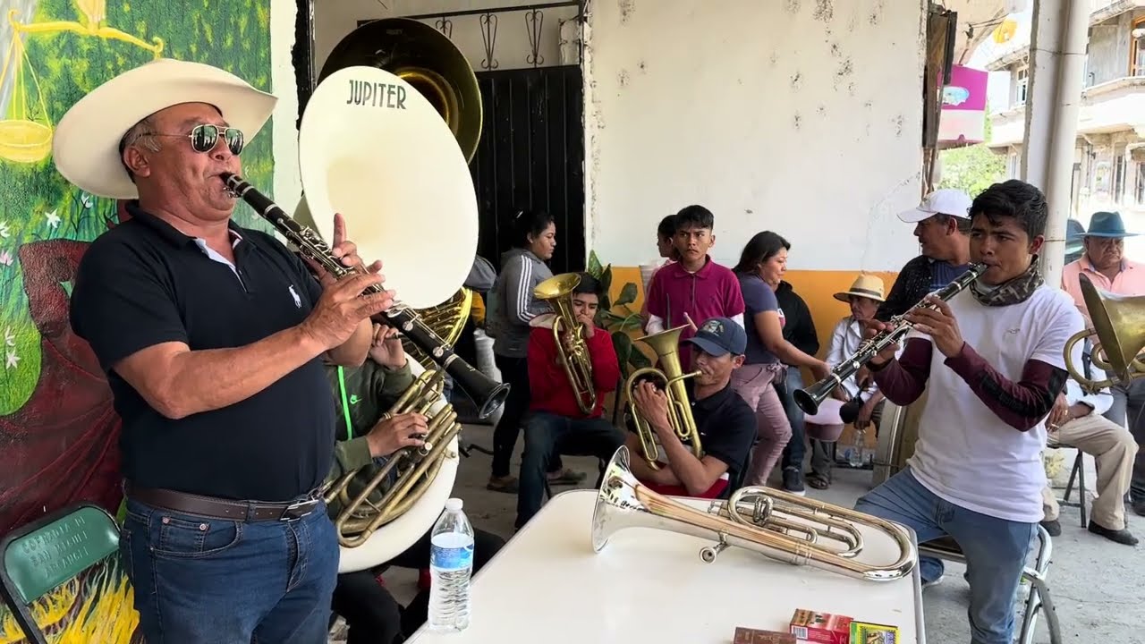 MÁS CARBÓN QUE BONITO😱😱, MIRA LO QUE HACE ESTE MAESTRO CON EL CLARINETE, valla q clase a sus chavos