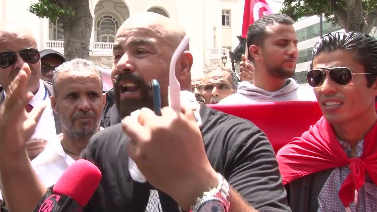 ناشط بالمجمتع المدني:دمعتك غالية يا رئيسنا وجينا من صفاقس للمسيرة باش نمسحوهالك..حارب العملاء وأحنا