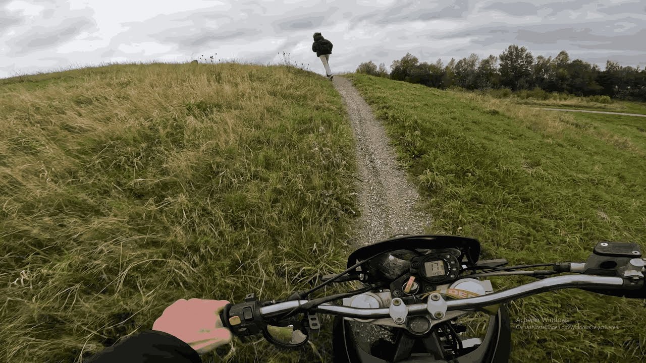 Met opgevoerde brommer naar school en crossen met zip!!! (Bijna gevallen)