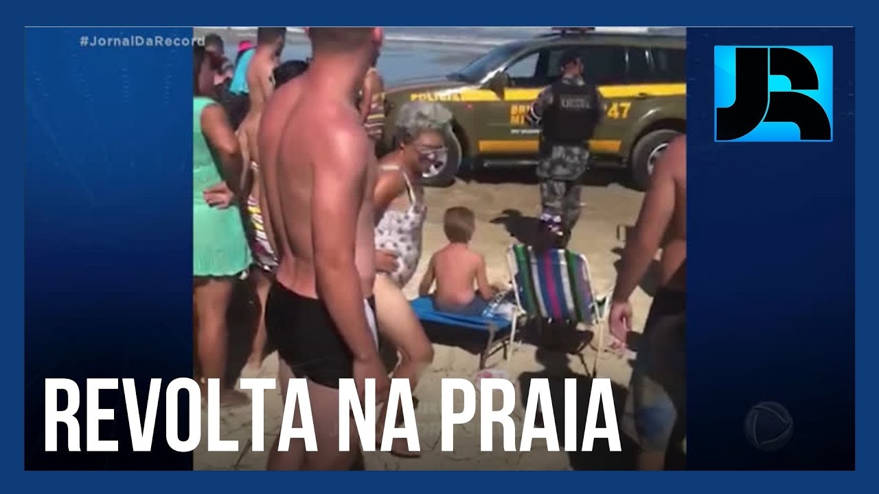 Mães são presas após amarrarem os filhos a cadeiras de praia para passear