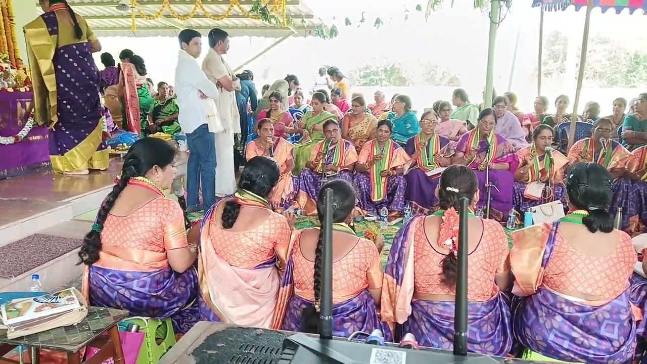 గరుడగమన తవ చరణ కమలమివ మనసిల సతు మమ నిత్యo అంటూ పాడుతూ శ్రీ శ్రీనివాస కళ్యాణం లో భాగంగా 