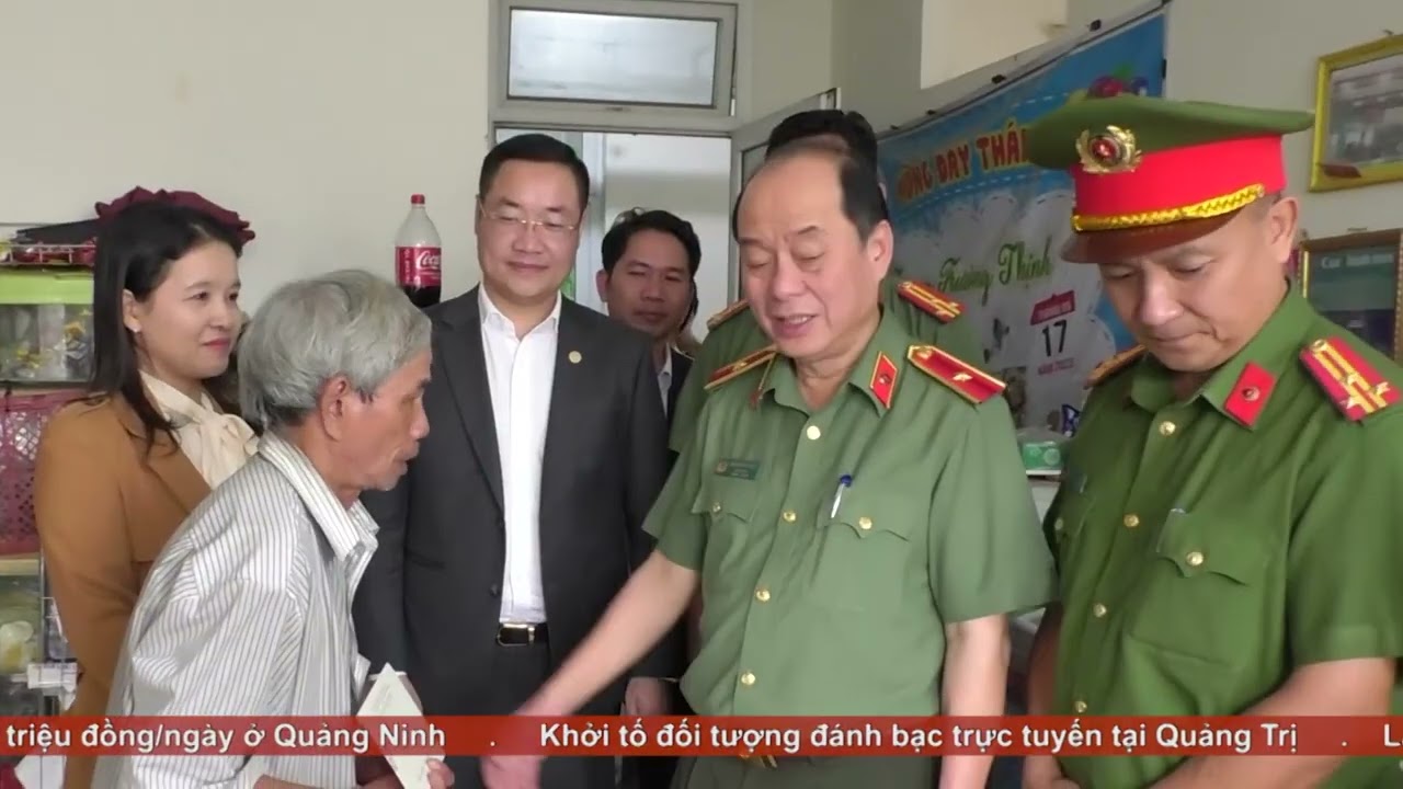 CÔNG AN TP ĐÀ NẴNG THĂM, TẶNG QUÀ TẾT GIA ĐÌNH CÓ HOÀN CẢNH KHÓ KHĂN