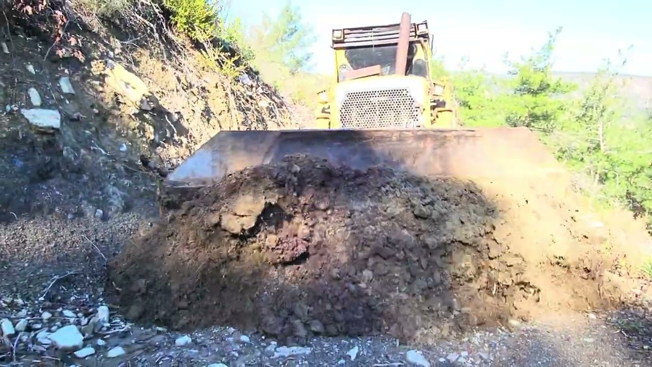 Heyelanda göçük olan yolun genişletilmesi-Widening of the road that collapsed due to a landslide.