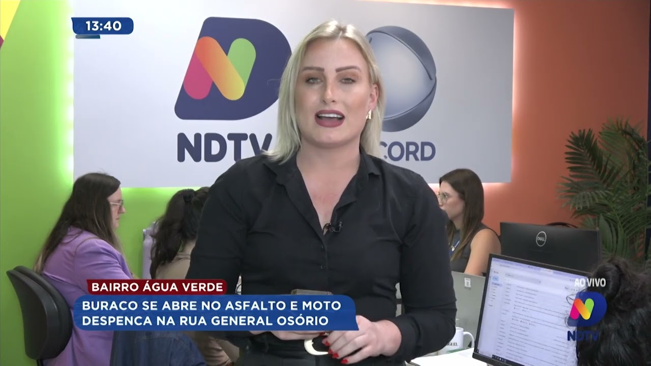 Buraco se abre no asfalto e moto despenca na Rua General Osório