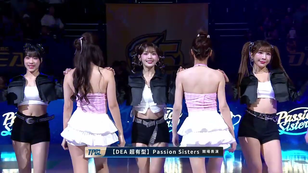 1/4 PS女孩閃亮登場✨在賽前演出特有型的開場舞蹈。