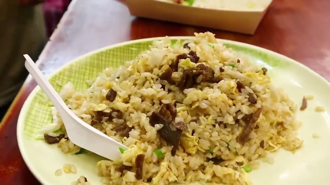 Asian fast street food: rice and noodles. Фастфуд азии: рис и лапша.
