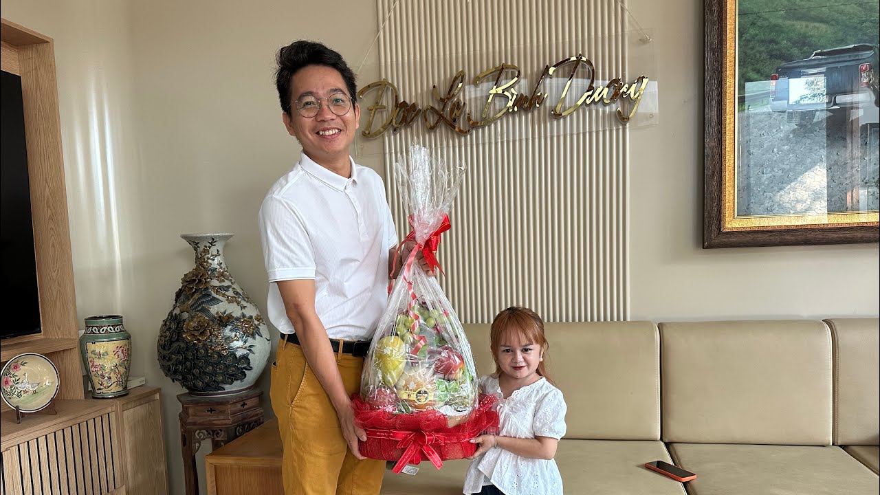 Học trò tí hon trở về thăm người thầy đặc biệt - Ôn Lại Những Câu Chuyện Xúc Động 