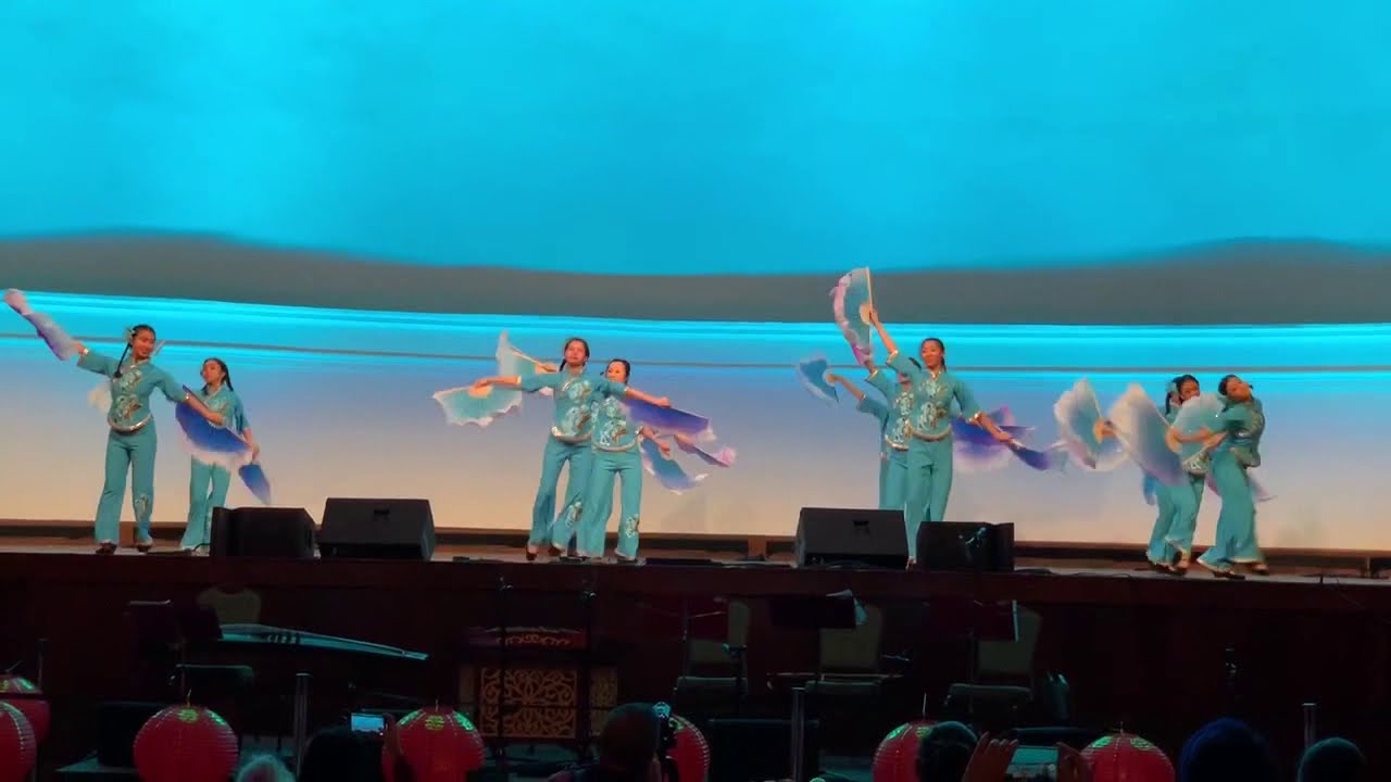 Flying Kites 放风筝