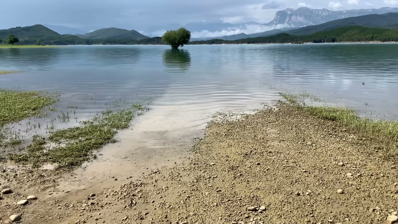 Le clocher du village englouti de Médiano en Espagne