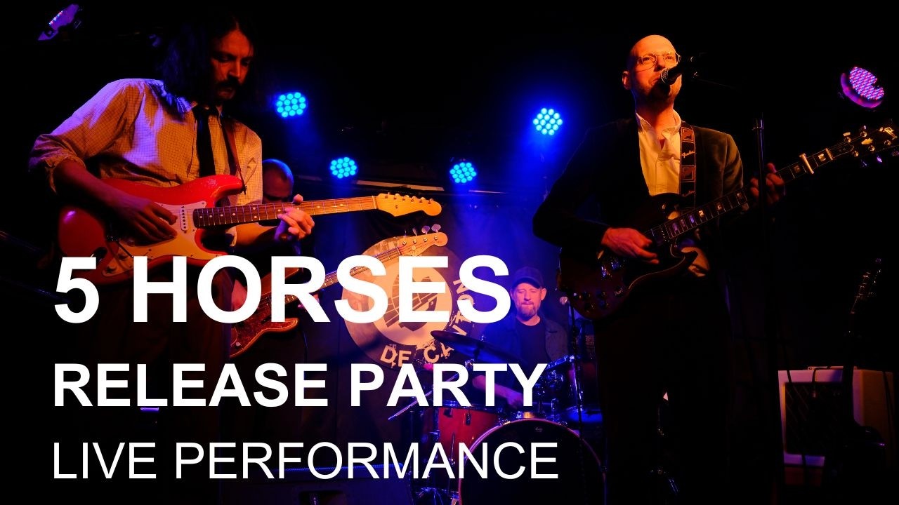 5 Horses at La Dame de Canton in Paris