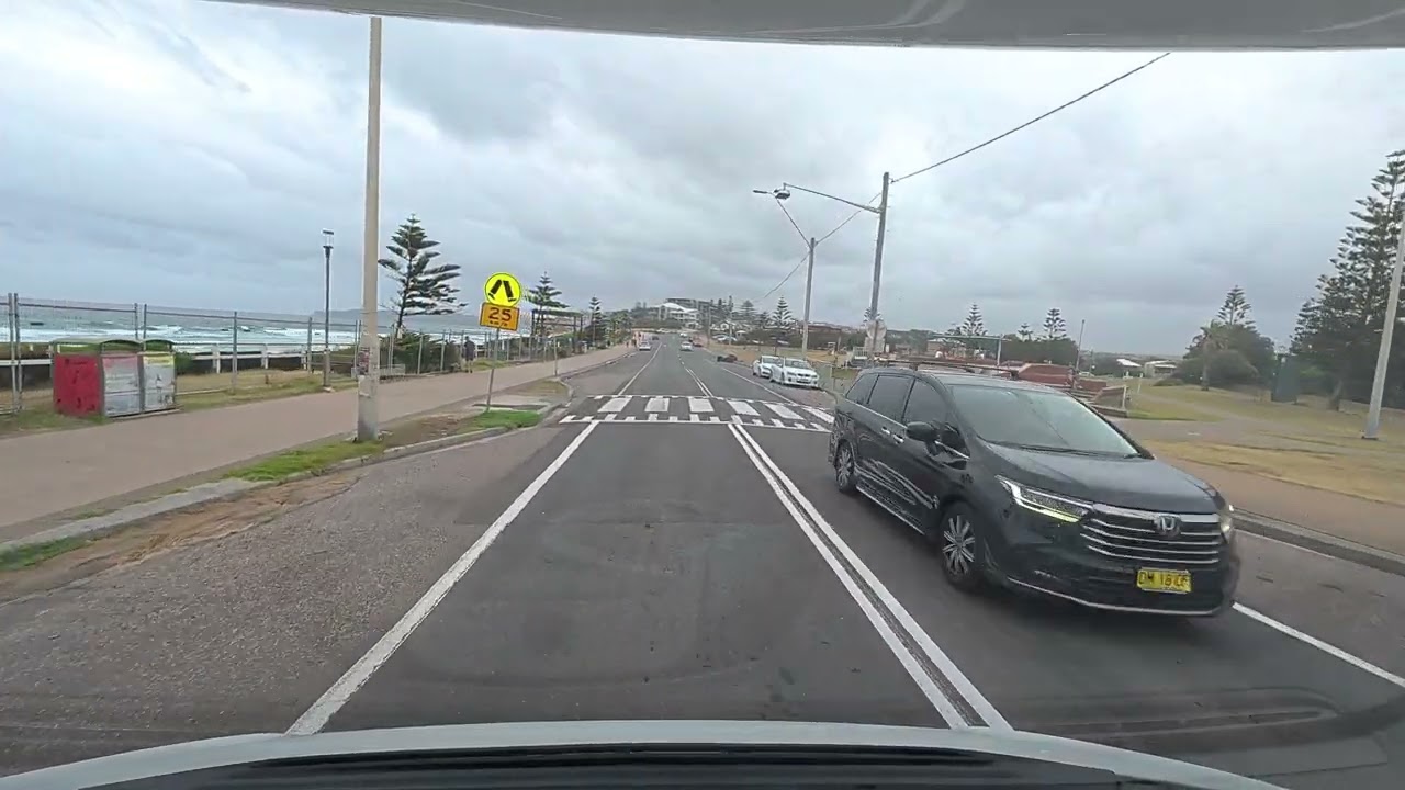 AU przejazd nad wybrzeżem, ocean po lewej stronie. 