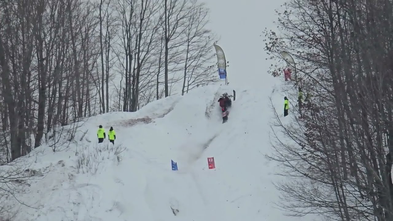 Аварии, падения и столкновения на соревнованиях по подъему на снегоходах на холм Уилкейт-Блафф в ...
