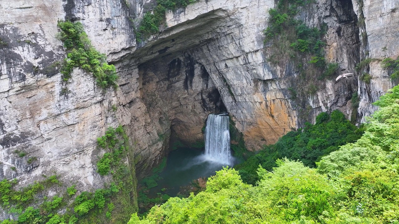 Огромный природный водопад вытекает из пещеры в горах Гуйчжоу, словно в сказочной стране!