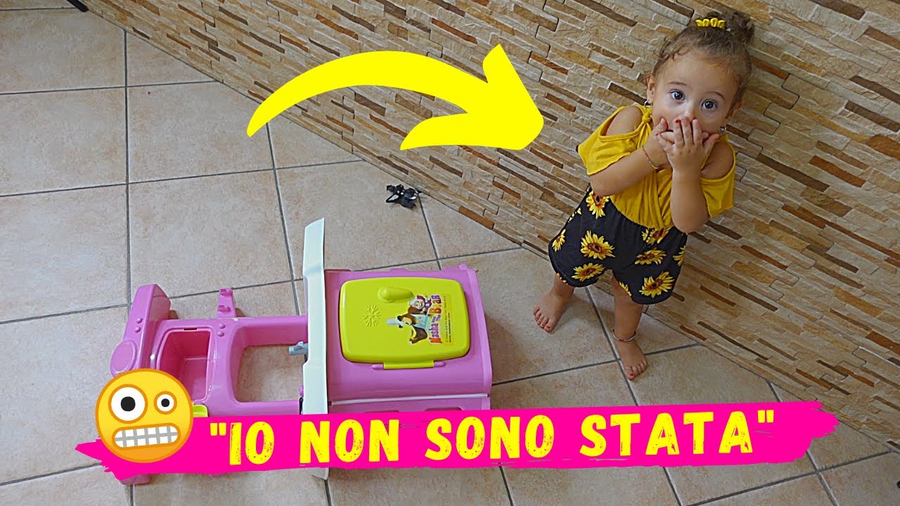 LA PICCOLA NOEMI DISTRUGGE LA SUA CUCINA!