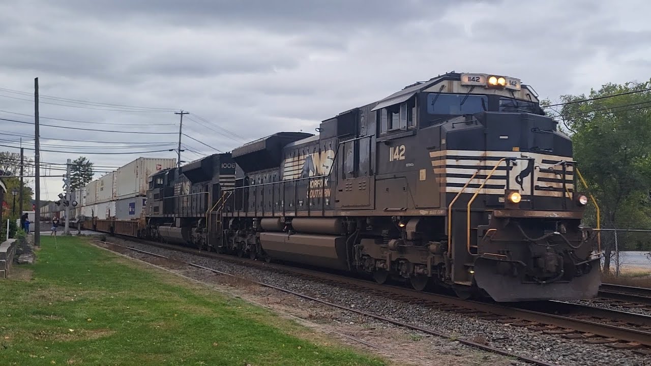NS trains in macungie pa with ns 1069 and kcs