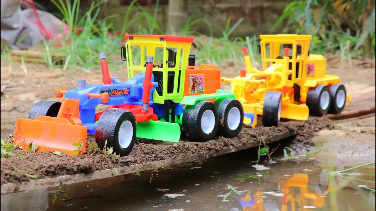 เล่นรถก่อสร้างกำลังทำถนนบนสะพาน - งานก่อสร้างใหญ่ของ รถเกรด รถบดถนน รถบรรทุก รถโม่ปูน