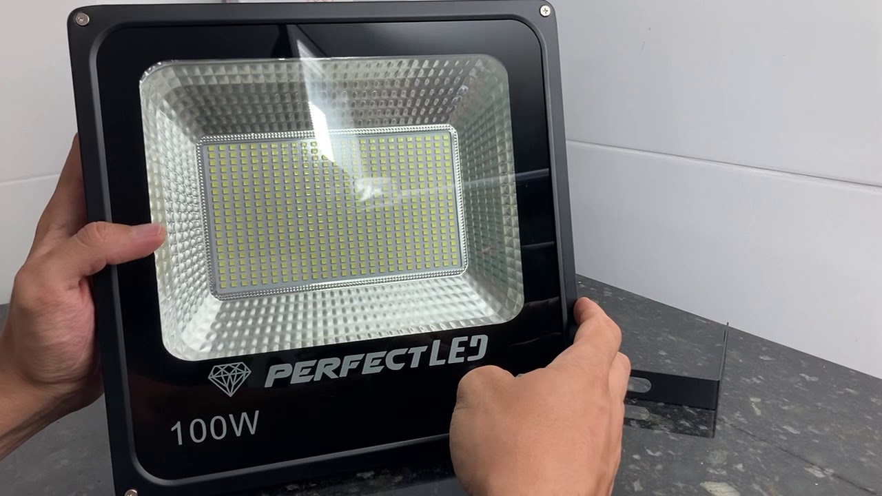 Como escolher refletor LED - fatores a considerar na compra.