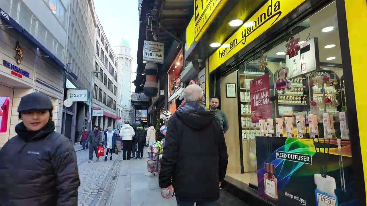 İSTANBUL EMİNÖNÜ SOKAKLARI TARİHİ BİNALAR ESKİ SOKAKLAR KALABALIKLAR MAĞAZALAR