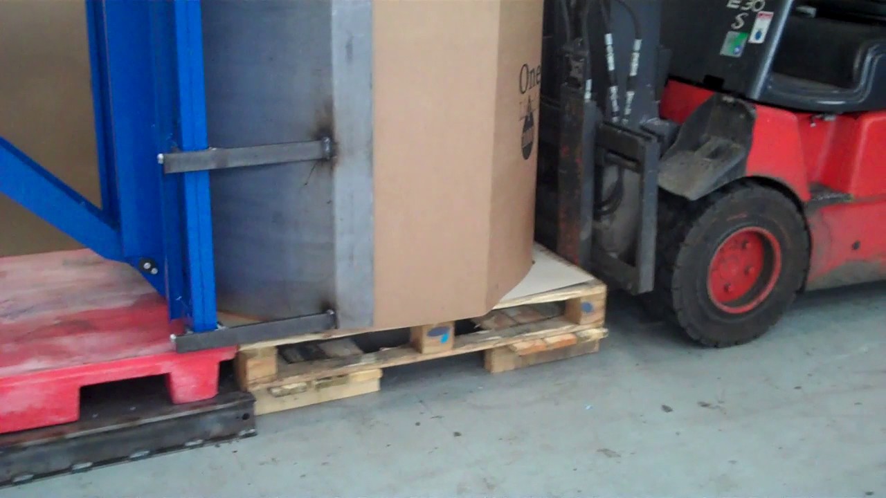 Stationary Pallet Changer - Transferring Octabins - Smurfit kappa - One-Trip