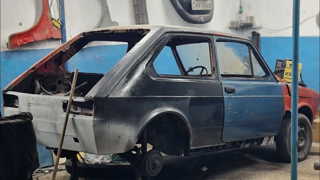 Soldando a estrutura para colocar a caixa de ar da Fiat 147 pisando na cabeça da serpente