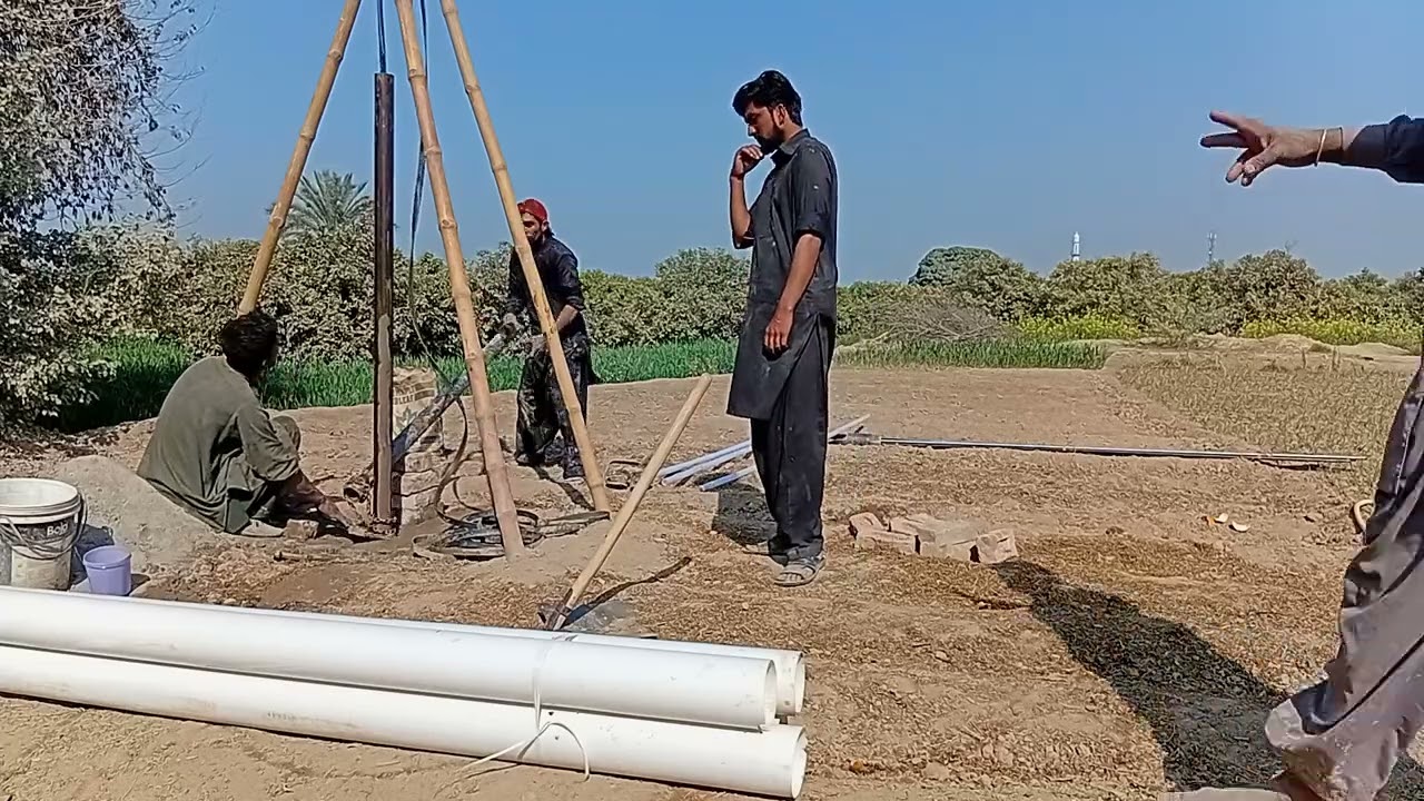 80 foot Bor se pipe nikaalte hue